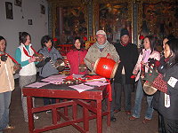 　南竿介壽村陳其良老師傅跨海到北竿做鑼鼓板技藝傳承。（圖／文：陳鵬雄）