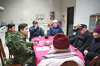 年節將至,馬防部指揮官張中將日前在政戰主任李少將等人陪同下,親往馬祖榮民之家與在場榮民閒話家常,更殷切地詢問生活狀況,若有任何問題,馬防部將盡其所能幫忙解決,令榮民伯伯備感溫馨和窩心,充分展現國軍不忘袍澤情誼和「軍民一家親」的具體作為。(圖/文:莊郁傑)