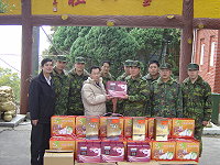 　北竿鄉長周瑞國代表鄉親向北高指揮部官兵賀春節。（圖：北竿鄉公所提供）