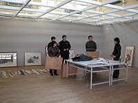 　翰海霞光名家書畫展作品昨天順利抵馬，警車全程戒護上億價值展品，歷史博物館及民俗文物館工作人員立即展開佈展工作，迎接二月十六日的展覽開幕。（圖／文：劉秋月）