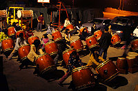 　仁愛國小大鼓陣再次前進大陸！受邀參加「兩馬同春鬧元宵」的表演節目，近期師生們利用晚間到福澳港加緊練習。（圖／文：曹重偉）