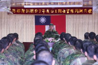 副指揮官日前假幹訓班主持九十七年第一期士官隊開訓典禮,期勉學員應本著軍人「保國衛民」的神聖使命,以及忠誠的愛國精神,以成為班兵表率為學習目標。(圖/文:莊郁傑)