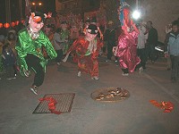 　東莒十三暝遶境活動豋場，比例縮小的六尊小孩仔成了全場焦點。（圖／文：林冰芳）