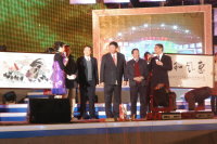  　兩馬同春鬧元宵盛會，縣長陳雪生代表馬祖鄉親向對岸同胞致意與馬祖演出代表團表演受到全場觀眾喝采鼓舞及兩馬互贈字畫、書籍。（圖：福州日報社提供）