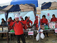 西莒地區慶祝元宵節園遊會暨燈謎晚會現場熱鬧滾滾。(圖/文:陳樂團)