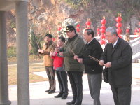 　縣長陳雪生率多位局處首長，在鄉長周瑞國陪同下，到北竿各廟宇上香祈福。（圖／文：劉秋月）