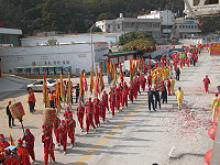 　北竿地區一年一度的元宵節迎神遶境活動，讓塘岐街頭熱鬧不已。（圖／文：陳鵬雄）