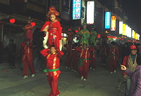　馬祖境天后宮媽祖娘娘元宵節出宮遶境，來自對岸琅岐的肩頂戲備受矚目，小朋友演出贏得鄉親喜愛。（圖／文：曹重偉）