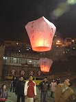 元宵夜,東引鄉的天后宮、泰山府和狀元廟同時舉行擺暝,並有放天燈活動。(圖/文:陳其敏)
