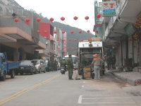 　元宵激情過後，塘岐街頭到處是鞭炮屑，軍民總動員很快恢復原貌。（圖／文：陳鵬雄）