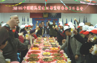 　國民黨連江縣黨部「春節團拜茶會」歡樂登場，身兼競選總部主委的縣長陳雪生帶頭高喊當選；最受歡迎的則是馬蕭「萬馬奔騰、曙光再現」巧克力金幣紅包。（圖／文：曹重偉）