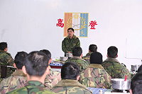 馬防部指揮官張中將日前至高登視導戰備情形,與官兵弟兄精神講話時提出「做好戰備訓練、精實戰力保存、真誠關懷部屬」三項重點工作提示,並慰問官兵辛勞。(圖/文:莊郁傑)