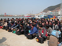 　昨日對岸「海峽號」載返二百零六位大陸客，順利完成遣返作業。（圖／文：劉秋月）