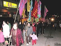 　山隴境白馬尊王廟昨晚舉行出巡遶境活動，村內老少成員都隨隊伍遶境，祈求境內一切平安。（圖／文：劉秋月） 