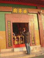 　東引「安寧廟」擺暝，信眾於入夜後陸續前往上香祈福。（圖／文：陳其敏）