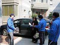 　清水社區發展協會成員分送家戶意見表，廣徵社區整體規劃案構想藍圖意見，為打造夢想家園而努力。（圖：清水社區發展協會提供）