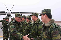 陸軍司令趙上將日前蒞抵馬祖南竿地區時,熱情地與防區幹部握手致意,並聽取防區任務簡報。(圖/文:王泰閔)