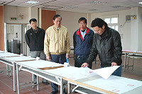 　第十二屆總統副總統選舉及全國性公民投票展開選舉人名冊公告閱覽，代理主委王忠銘在總幹事林其達等人陪同下前往南竿展示處視察。（圖／文：曹重偉）