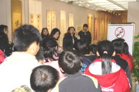 仁愛國小週五前進民俗文物館欣賞大師書畫展,文化志工精采講解讓師生不虛此行。(圖/文:劉秋月)