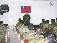 馬防部副指揮官陳少將日前親蒞港灘中隊慰勉到部新兵,勉勵全體新進弟兄於服役期間,善用時間體驗馬祖之美,為短暫的軍旅生涯留下難忘的回憶。(圖/文:王泰閔)