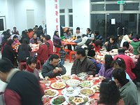 　婦女節餐會讓東莒婦女們暫時忘掉平日繁重事務，輕鬆一下。（圖／文：林冰芳）　