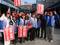 馬蕭馬吉婦女助選團十多人,由立委曹爾忠夫婦與議員李金梅領軍,昨日上午七時前進介壽獅子市場,展開一個小時的市場舉牌拜票。(圖:國民黨連江縣黨部提供)