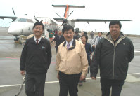 　　福建省主席陳景峻（中）在金門縣長李炷烽（左）偕同下，率多位中央官員及省府團隊抵馬訪視，縣長陳雪生專程前往接機。（圖／文：曹重偉）