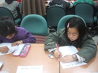 　為了了解孩子到底懂了多少？校方設計了學習單讓小朋友填寫，面對這張沒有正確答案的學習單，小朋友們拿出寫作業的認真態度完整回答。（圖／文：林冰芳）