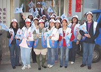 馬蕭東引婦女助選團十多人掃街拜票,為支持的候選人拉抬聲勢。(圖:國民黨東引鄉黨部提供)