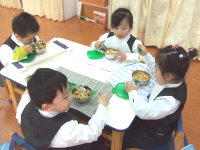 國民生活禮儀從小學起!米娜娃家托兒所新推出每週一堂的生活禮儀課程。(圖/文:曹重偉)