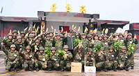指揮官張中將在縣長陳雪生與政戰主任李將軍及相關幹部陪同下,親蒞高登(左圖)、亮島(下圖)視導暨慰問,除肯定防區官兵戌守前線,嚴守崗位的卓越表現,並熱情地與島上弟兄合影留念。(圖/文:莊郁傑)