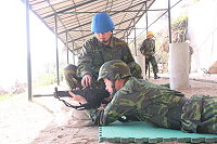 馬防部指揮官張中將射手日前親蒞梅石靶場,躬身踐履親自下場操作實彈射擊,並期勉各級幹部:訓練要依「程序、步驟、要領」,從嚴、從難地磨練戰術戰法與戰鬥技能,方能達到人、裝、訓合一的境地(圖/文:莊郁傑)