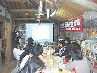 　講師李柏賢播放日本「白山村」影片，生動呈現社區營造的成果，與會學員都感到受易良多。（圖／文：鄭慧菁）