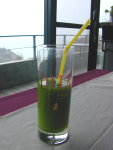 二葉松洗淨後加點檸檬或蜂蜜,就成了一杯可口的飲品。(圖/文:鄭慧菁)