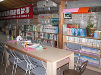 　鐵板社區打造沒有管理員的圖書室，溫馨、書香滿溢的空間，是鐵板人共同的自家書房。（圖／文：劉秋月）