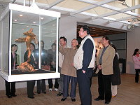 　文化局舉辦知名陶藝家蔡忠南個展「陶然忘我」開幕典禮，現場茶香四溢，精心作品更讓觀賞者嘖嘖稱奇。（圖／文：劉秋月）