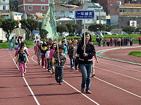 介壽國中小本週六假福澳運動場舉辦校慶運動會,昨天全校師生進行預演,並邀請家長鄉親當天踴躍前往參加。(圖/文:劉秋月)