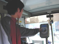 　馬祖悠遊卡昨日正式上路，有不少學生表示，使用悠遊卡省卻了剪票卡的時間，真是又快又方便。（圖／文：鄭慧菁）