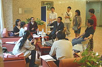 　「馬祖論壇」即將登場，縣府秘書長王忠銘、企劃室主任陳書福等人員均提前到場進行會前討論及關心現場佈置工作。（圖／文：曹重偉）