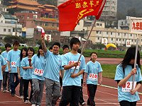 　介壽32週年校慶昨天福澳運動場熱鬧登場，學生卯足勁場中奔馳，場邊加油聲不絕於耳，用青春、汗水揮灑的校園一頁，是師生家長的共同記憶。（圖／文：劉秋月）  