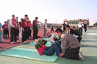 馬防部日前實施軍官連基本體能鑑測,鑑測前,受測人員認真聽從測考官講解安全規定與測驗標準(下圖);鑑測時,每位軍官均全力以赴(上圖),成績亮眼,展現了防區平日的訓練成效。(圖/文:王泰閔)