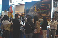 　馬祖地區首次參加台北春季旅展，現場佈景突顯馬祖坑道風光及燕鷗生態；馬祖酒廠現場還設有試飲攤位，各類美酒吸引行家駐足品嚐。（圖／文：曹重偉）
