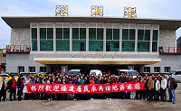 「對等旅遊」開跑後,對岸旅行團連續兩團抵馬參訪,觀光局長曹爾元前往碼頭迎接,並拉開大紅布條表示歡迎之意。(圖/文:曹重偉)