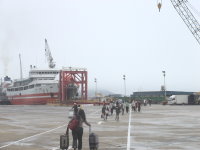 　昨日（八日）福澳碼頭一早就很熱鬧，臺馬輪、金快輪相繼到碼頭輸運旅客，解決不少機場關場兩天，空中交通停擺所帶來的壓力。（圖／文：鄭慧菁）