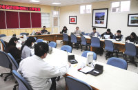 　因應民眾反映，縣府民政局特召開發放弱勢鄉親生活費會議，研議如何縮短期程，造福弱勢鄉親。（圖／文：曹重偉）
