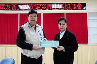 　關懷火災受災戶，縣府愛心不落人後！共募得新台幣一百二十五萬九千七百五十元，並由縣長陳雪生親手將代表支票交給南竿鄉長朱秀平。（圖／文：曹重偉）