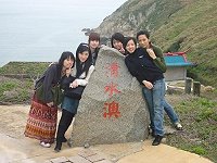 海上交通正常的連續假期,都會吸引不少「阿兵妹」到東引探望服役的男友,並順道逛景點。(圖:摘自馬祖資訊網)