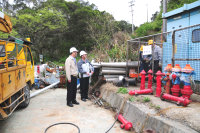 　因應珠山電廠首波發電機組將於七月運作，馬祖區處進行線路升壓作業，處長陳寶利專程前往工程區關心，也提醒駕駛朋友減速慢行。（圖／文：曹重偉）