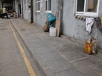 　南竿鄉公所公告獅子市場提供十一個臨時攤位販售區供承租，每日酌收清費費三十元，警察將不定期巡邏開單取締，敬請鄉親依據規定擺設臨時攤位，以免得不償失。（圖／文：劉秋月）