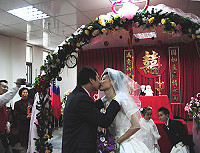 　曹祥安與葉美珠辦理公證結婚，曹祥安在友人要求下表演「現吻新娘」，現場是濃情蜜意、喜氣洋洋。（圖／文：曹重偉）